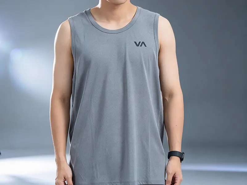 Sport-Tanktop mit Belüftungsöffnungen vereint Leistung und minimalistischen Stil für aktive Männer.