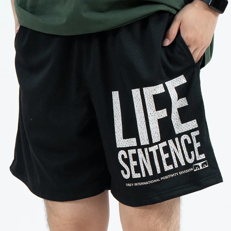 Schwarze, atmungsaktive, schnell trocknende Mesh-Shorts mit großer weißer Buchstabengrafik