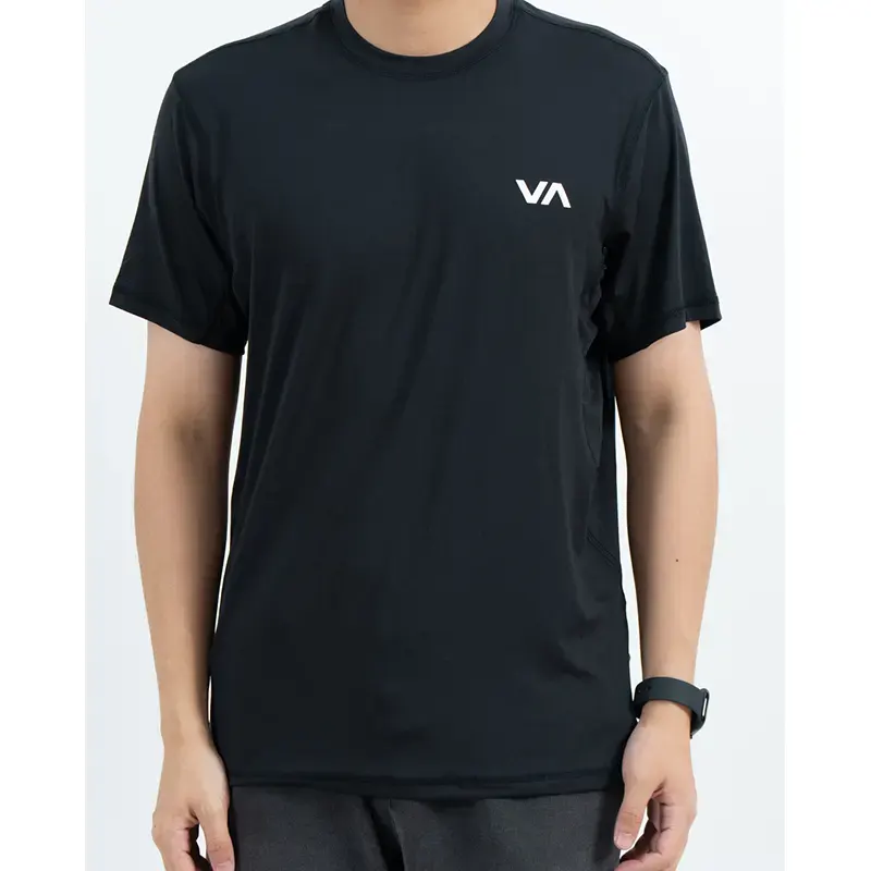 Schwarzes, schnell trocknendes T-Shirt mit Rundhalsausschnitt, konturierten Seitennähten und Logo auf der Brust