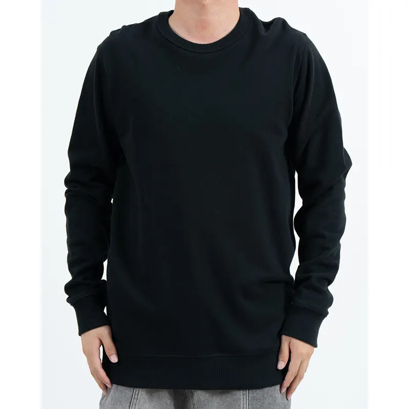 Schwarzes Sweatshirt mit Rundhalsausschnitt, normaler Passform und gerippten Bündchen und Saum