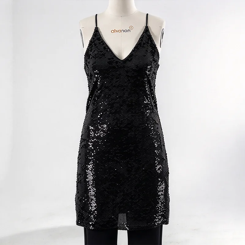 Schwarzes Mini-Slipkleid mit Pailletten, V-Ausschnitt und schmalen Trägern Schwarzes Mini-Slipkleid mit Pailletten, V-Ausschnitt und schmalen Trägern