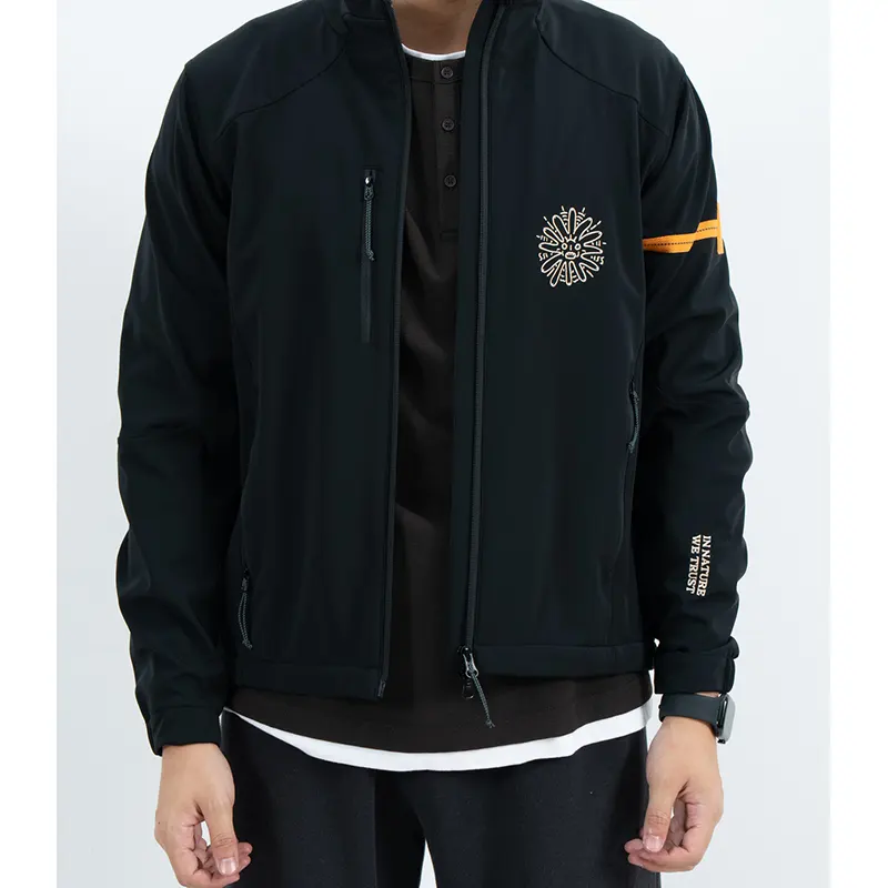 Schwarze Outdoor-Hardshelljacke mit Stehkragen und kontrastierenden Ärmelstreifen Schwarze Outdoor-Hardshelljacke mit Stehkragen und kontrastierenden Ärmelstreifen