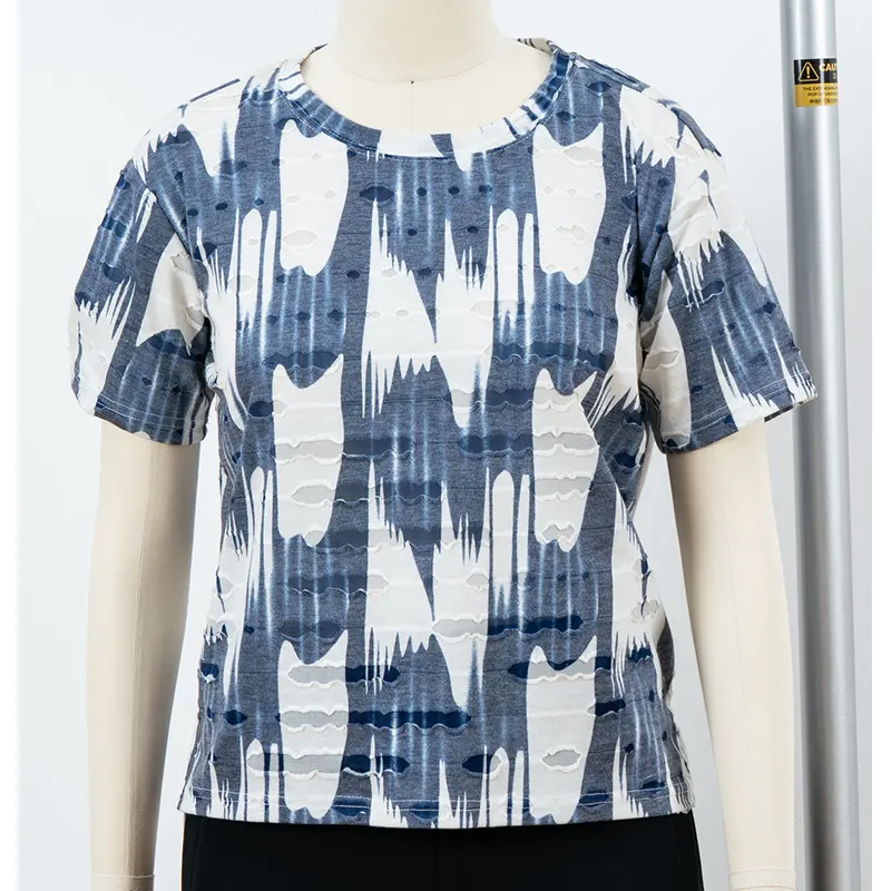 Blau-weißes T-Shirt mit abstraktem Print und Wellenstruktur