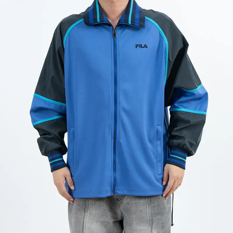 Blaue Colorblock-Outdoor-Hardshelljacke mit gestreiftem Kragen und Bündchen Blaue Colorblock-Outdoor-Hardshelljacke mit gestreiftem Kragen und Bündchen