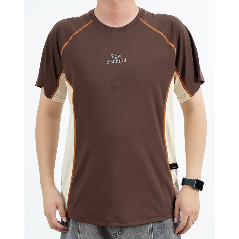 Braunes, atmungsaktives Raglan-T-Shirt mit cremefarbenen Seiteneinsätzen und orangefarbenen Nahtlinien