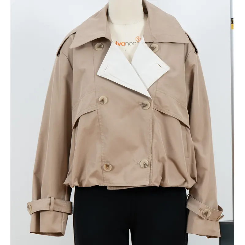 Kurz geschnittene zweireihige Trenchjacke mit kontrastierendem Revers Kurz geschnittene zweireihige Trenchjacke mit kontrastierendem Revers