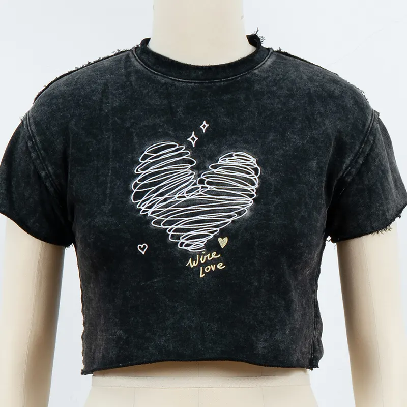 Kurzes T-Shirt mit Herzgrafik und ungesäumten Kanten