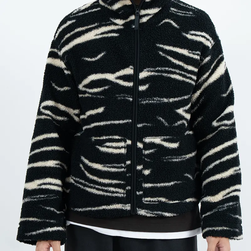 Fleecejacke mit Stehkragen und abstrakten Streifen in Schwarz und Creme