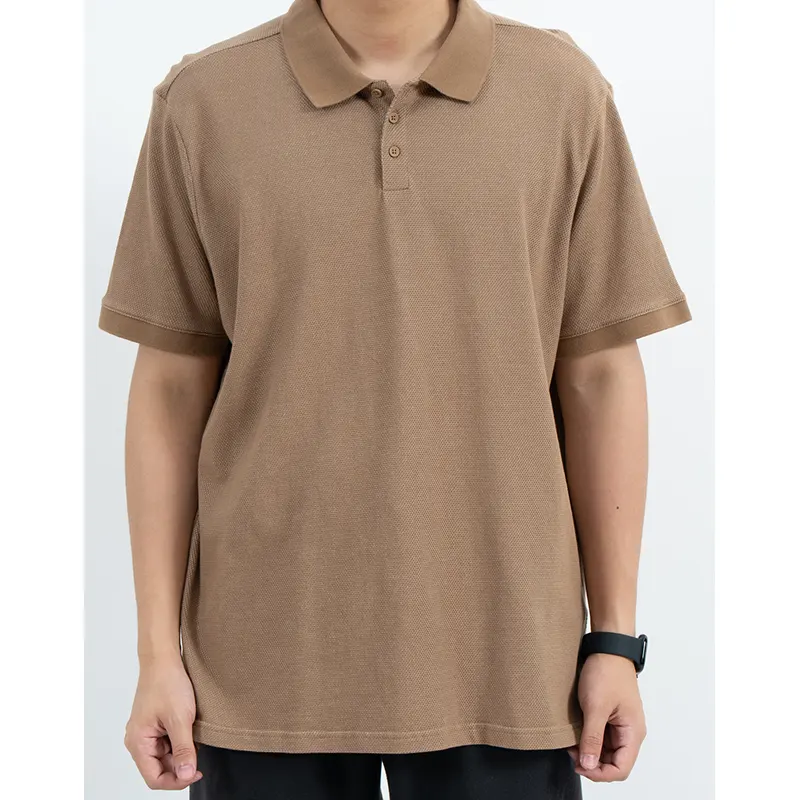 Strukturiertes braunes Kurzarm-Poloshirt mit Knopfleiste mit drei Knöpfen