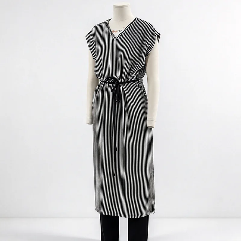 Vertikal gestreiftes Midikleid mit V-Ausschnitt, verlängerten Schultern und Kordelgürtel Vertikal gestreiftes Midikleid mit V-Ausschnitt, verlängerten Schultern und Kordelgürtel