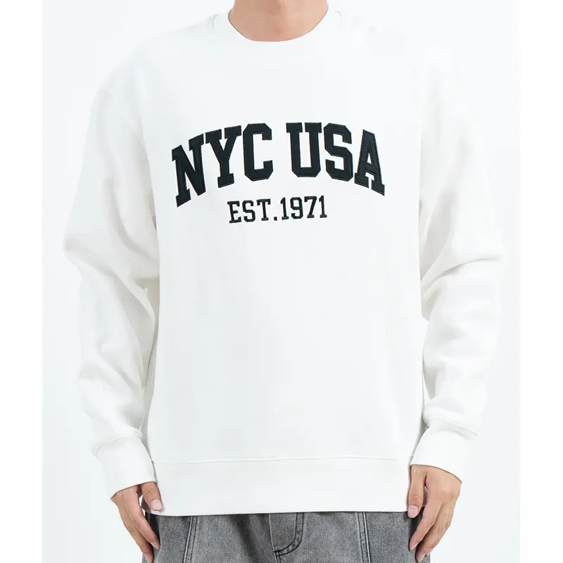 Weißes Sweatshirt mit Rundhalsausschnitt und Schriftzug im College-Stil auf der Brust